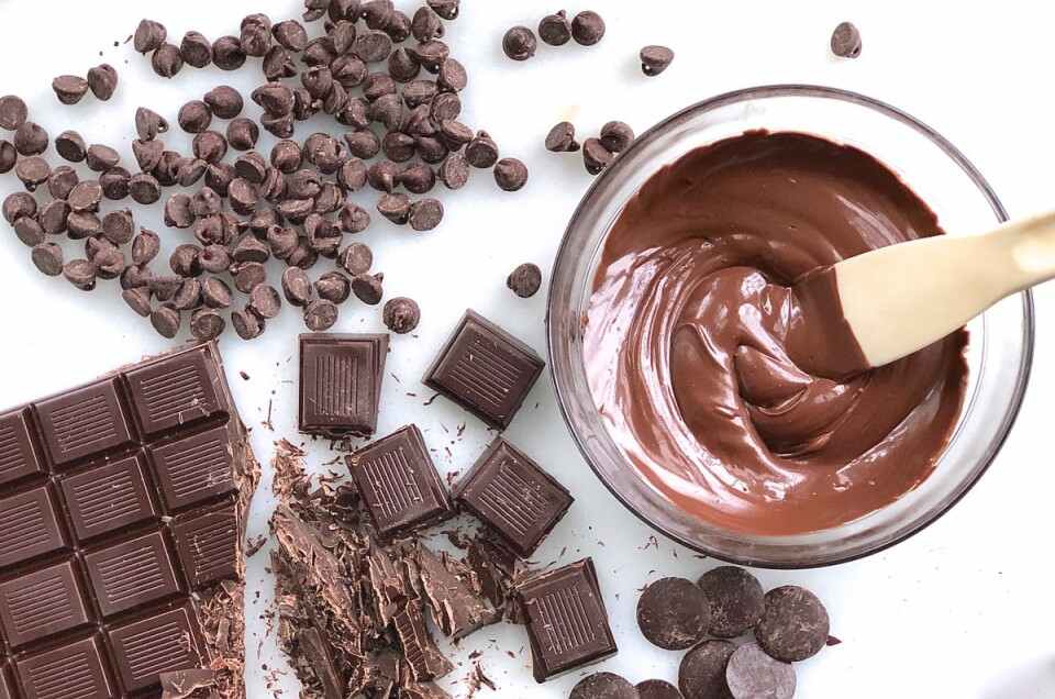 How to temper chocolate (microwave, double boiler, sous vide!)